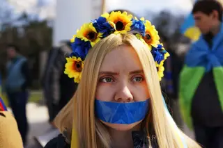 Uma mulher em Simferol, a segunda cidade da Crimeia, num protesto, em 2014, contra a anexação russa que veio a acontecer FOTO Spencer Platt/Getty Images