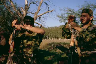 Soldados chechenos durante a Segunda Guerra da Chechénia, um dos conflitos cuja faísca justificativa foi fabricada pela Rússia, segundo analistas FOTO: Antoine GYORI/Sygma/Getty Images