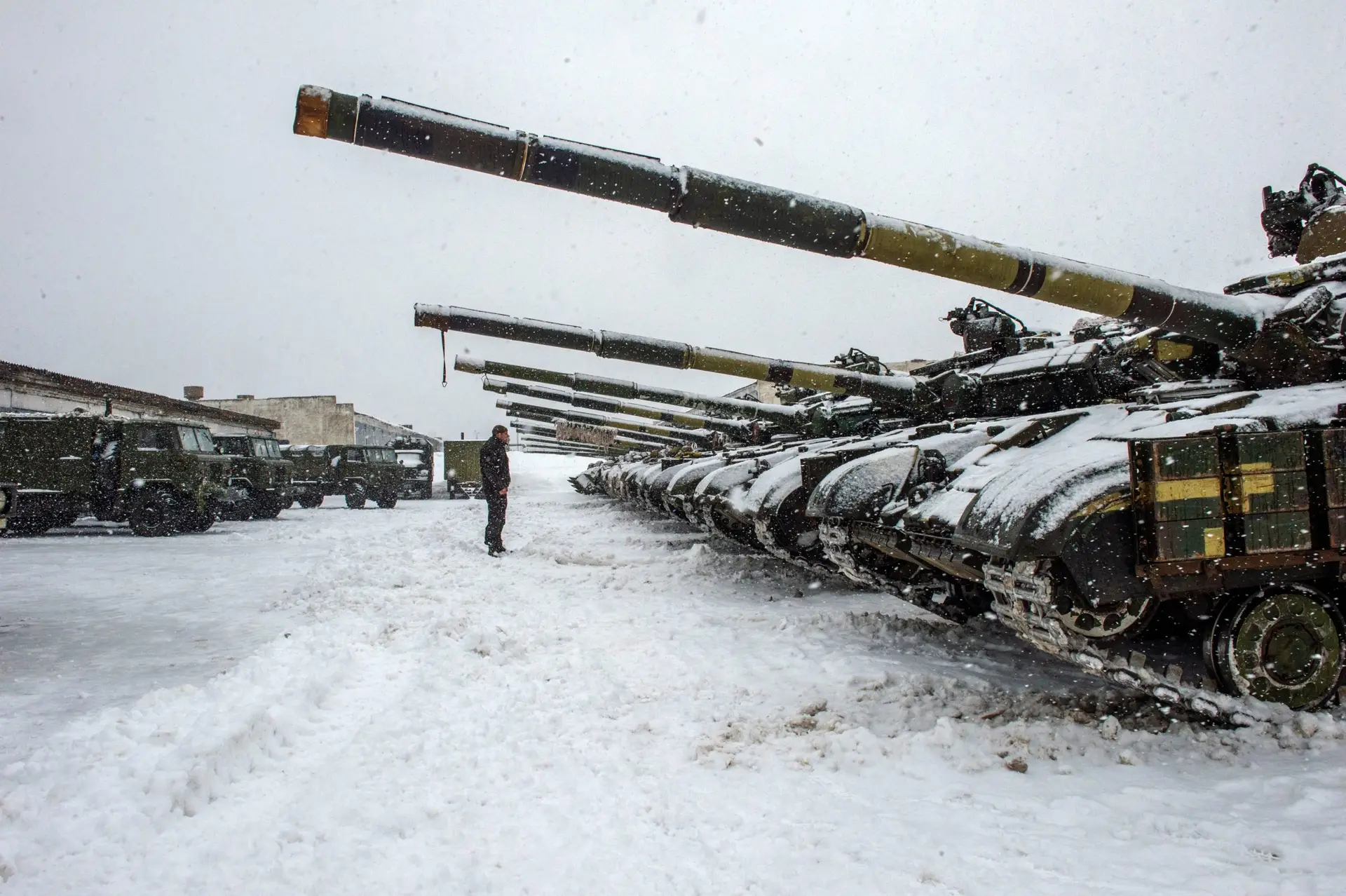 Um militar ucraniano à frente de uma fila de tanques do exército, na base de Klugino-Bashkirivka, perto da fronteira com a Rússia FOTO: SERGEY BOBOK/AFP via Getty Images