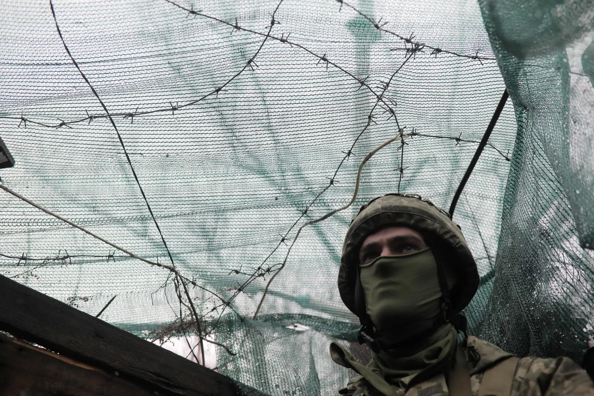 Um militar ucraniano perto da cidade de Marinka, em Donetsk, uma das duas províncias do leste da Ucrânia que grupos de separatistas russos conquistaram em 2014 FOTO: ALEKSEY FILIPPOV/AFP / Getty Images)