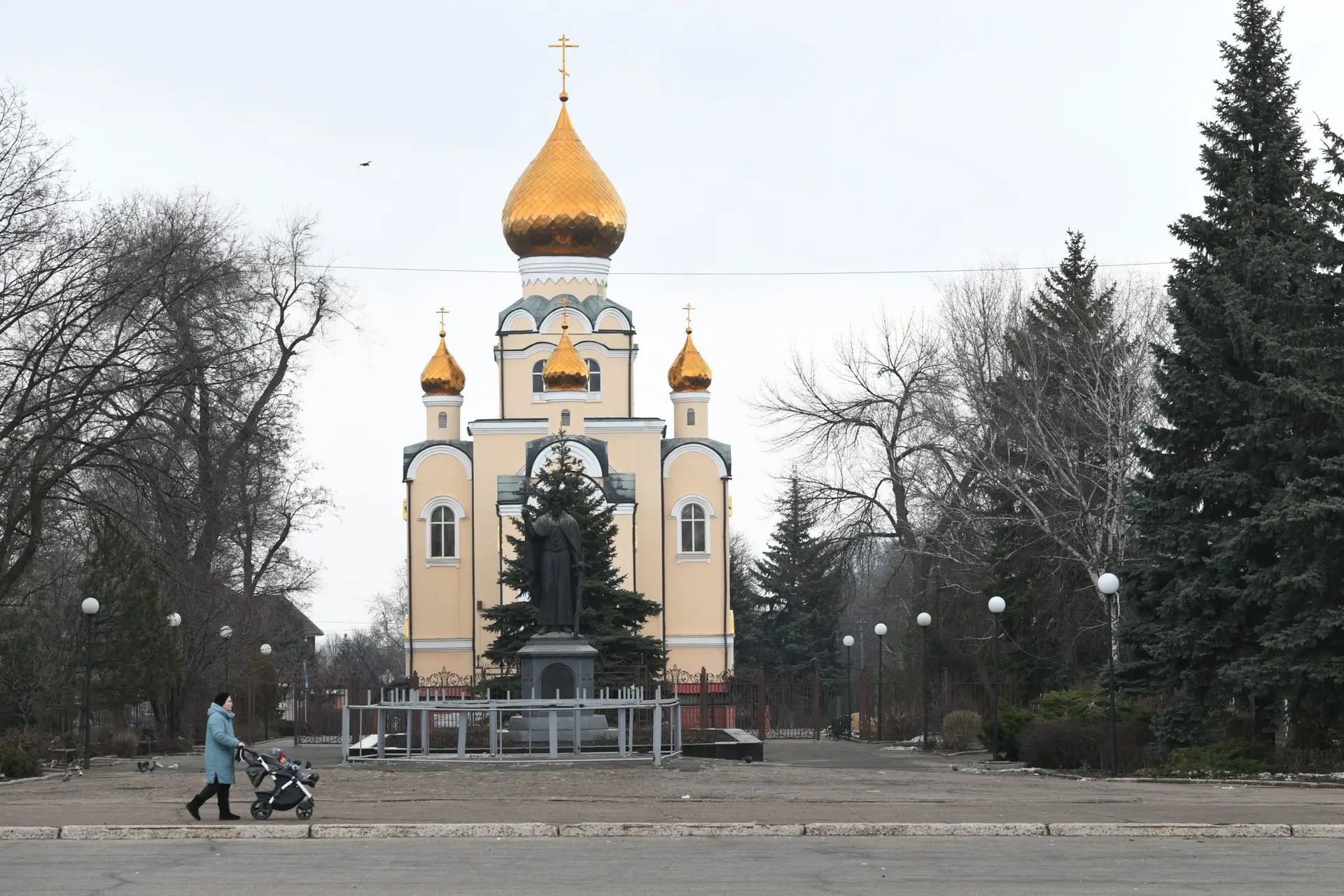 As pessoas caminham em Donetsk, horas depois de Vladimir Putin lhe ter reconhecido a independência Stringer/Anadolu Agency via Getty Images