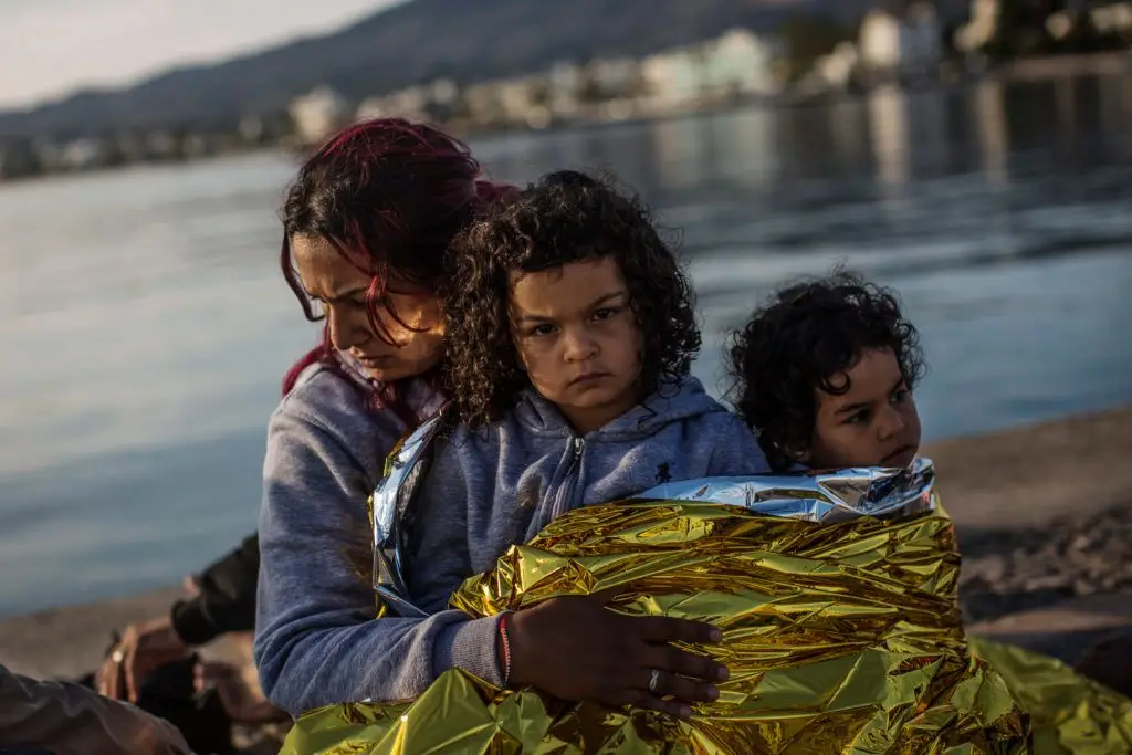 Uma família síria fotograda na ilha de Cós, no mar Egeu, Grécia, em 2015, quando mais de um milhão de sírios chegaram à Europa FOTO: Dan Kitwood/Getty Images