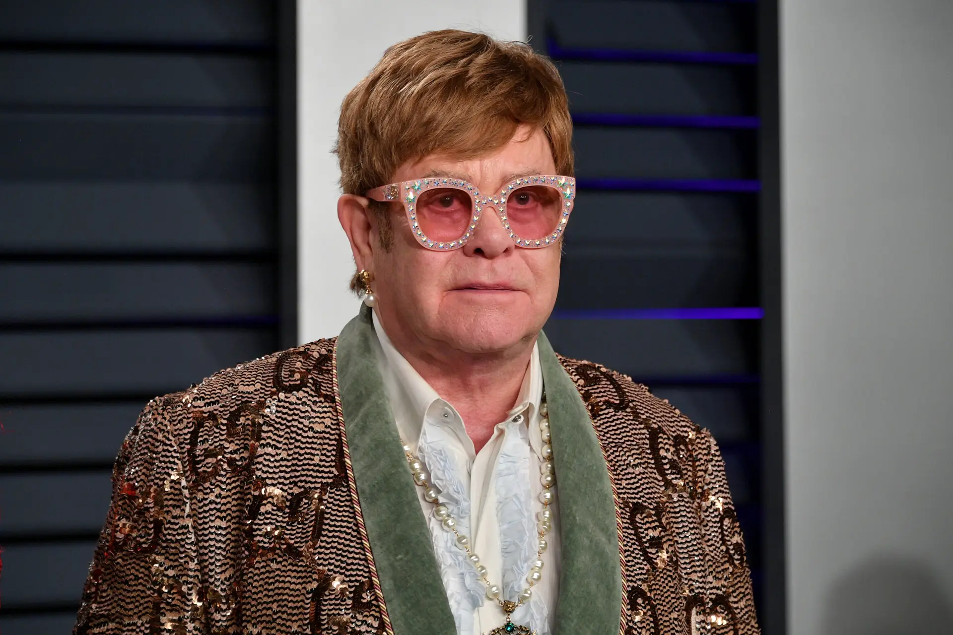 Avião de Elton John faz aterragem de emergência após avaria a 10 mil pés de altitude