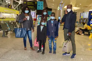 A mãe e os três irmãos menores de Isabel, terça-feira à noite, minutos depois de aterrarem no Aeroporto de Lisboa, acompanhados pelo primo Silvanio, que tem dado apoio à jovem nos últimos oito anos