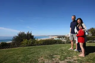 <strong> </strong>É a primeira vez, desde que a pandemia começou, que Richard Freeman, Silvia, e a filha Layla saem do Reino Unido. “Estivemos 18 meses em confinamento, nem podiamos sair de casa” Foto: Nuno Botelho<br>