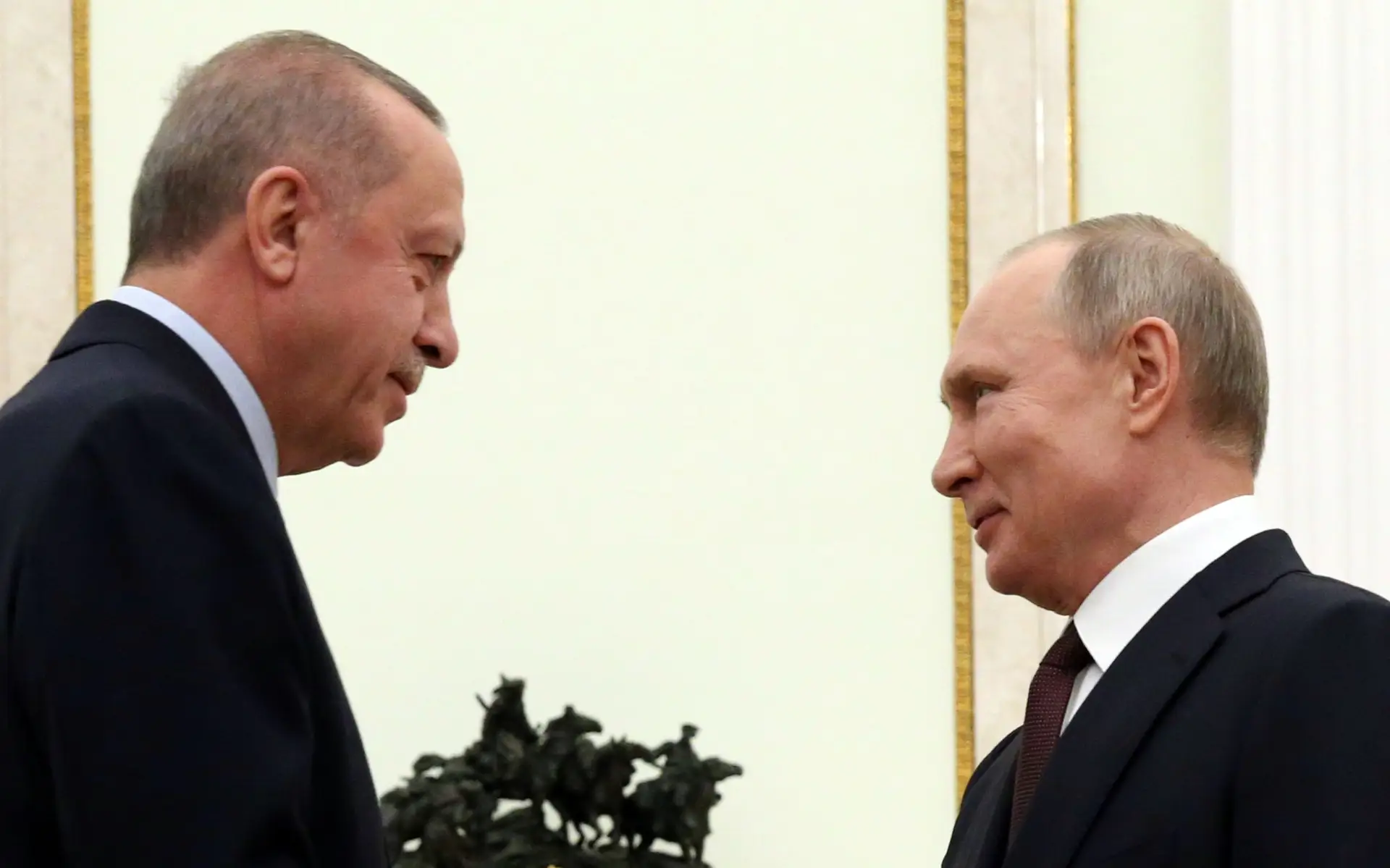 Recep Tayyip Erdogan (à esq.) e Vladimir Putin, olhos nos olhos, num encontro em Moscovo FOTO: Mikhail Svetlov/Getty Images