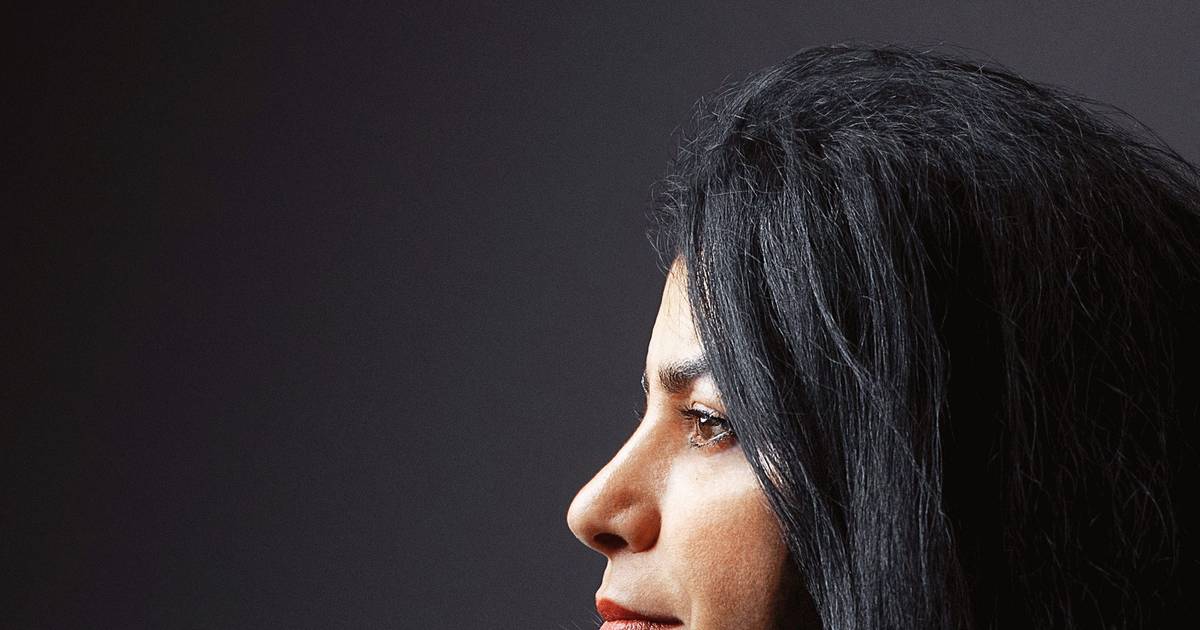Entrevista a Marjane Satrapi: “O regime iraniano é um enorme cadáver, infetado pela peste. Se lhe tocarmos agora, podemos morrer”