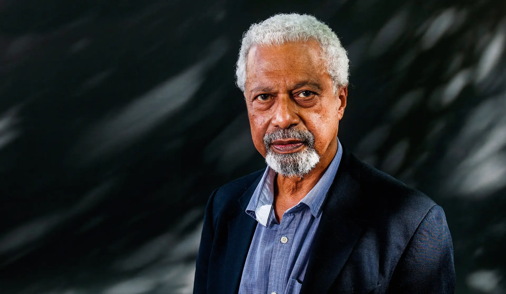 “Nenhuma sociedade aceita os crimes que cometeu no passado.” Grande entrevista a Abdulrazak Gurnah, Nobel da Literatura em 2021