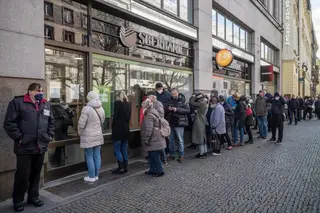 Filas para levantar dinheiro no Sberbank, em Praga, República Checa Autor:MICHAL CIZEK/AFP via Getty Images.