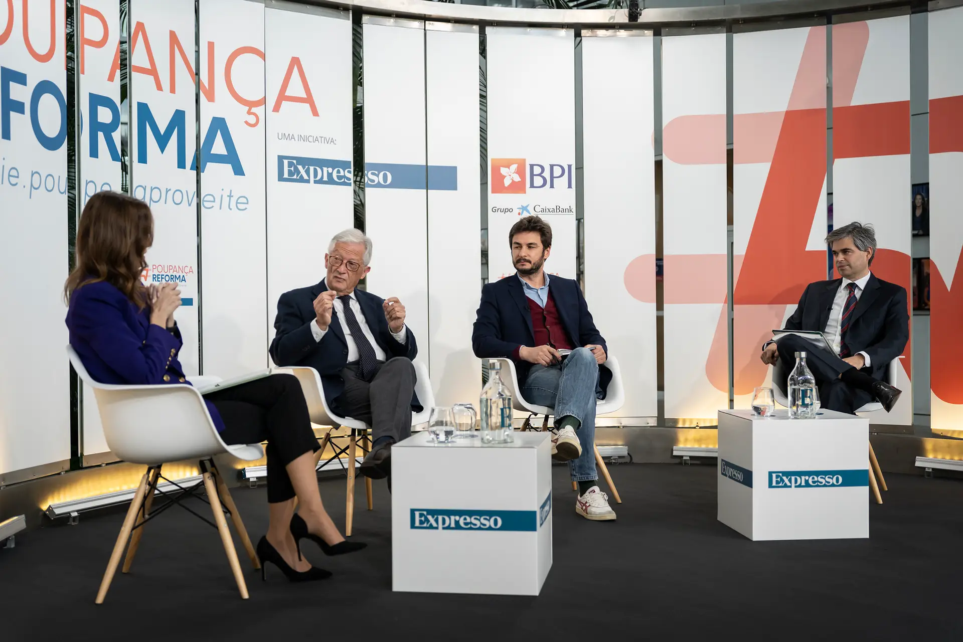 Dedicado ao tema “Trabalhar mais, poupar mais ou abrir as portas”, o debate desta manhã contou com a presença do economista Augusto Mateus, do cronista e escritor, Henrique Raposo, e de Luís Alvarenga, gestor do BPI Gestão de Ativos/JOSÉ FERNANDES
