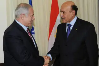 Omar Suleiman a cumprimentar o primeiro-ministro israelita, Benjamin Netanyahu, durante uma visita a Jerusalém, em 2009 (Foto Getty)