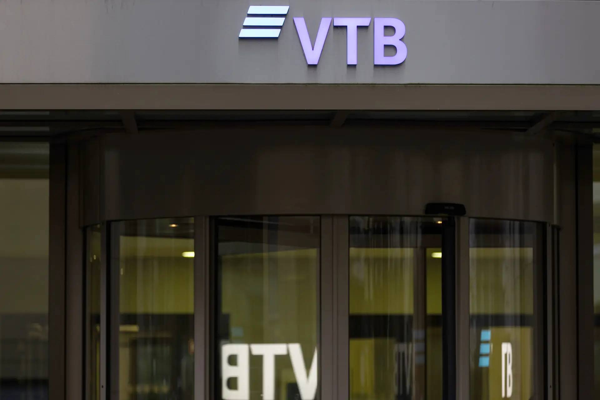 “O cumprimento de quaisquer sanções é acompanhado automaticamente”, declara o banco português Finantia, que tem o russo VTB como acionista