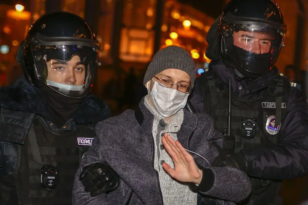 Cidadãos russos que publiquem “informações enganosas” sobre o exército ou apelem a sanções podem ser condenados a 15 anos de prisão
