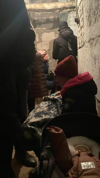 A noite em que William e a família se esconderam no abrigo. A mulher do português carrega o filho ao colo FOTO DR