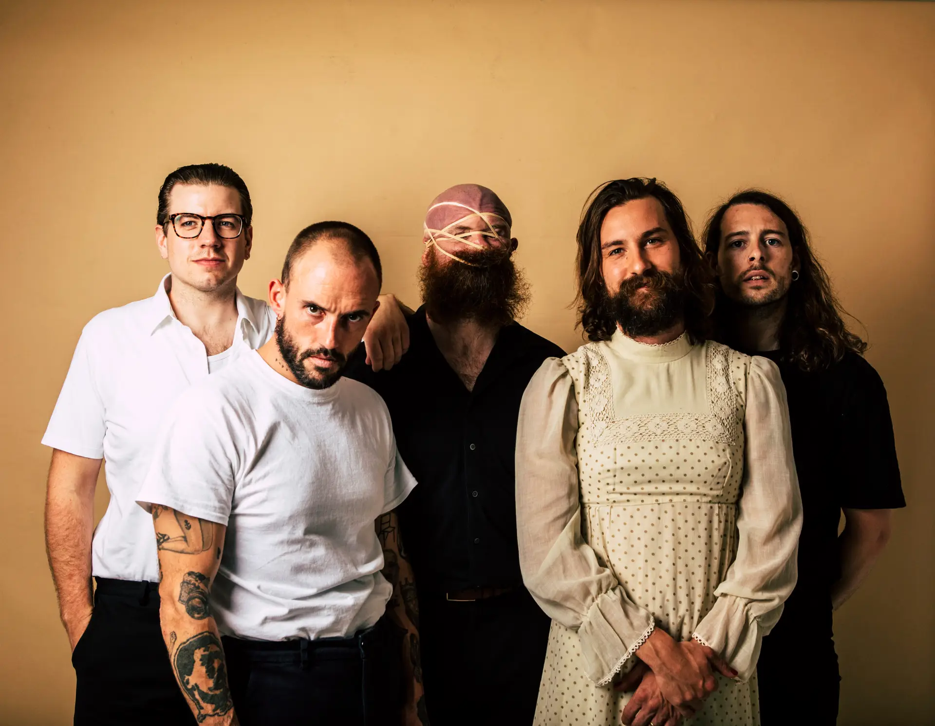 Joe Talbot, segundo a contar da esquerda, é o vocalista dos IDLES