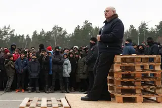 A 26 de novembro de 2021, o líder bielorrusso visitou um campo de migrantes, na região de Grodno, e encorajou-os a seguir viagem até à União Europeia FOTO: Sergei Bobylev/Getty Images