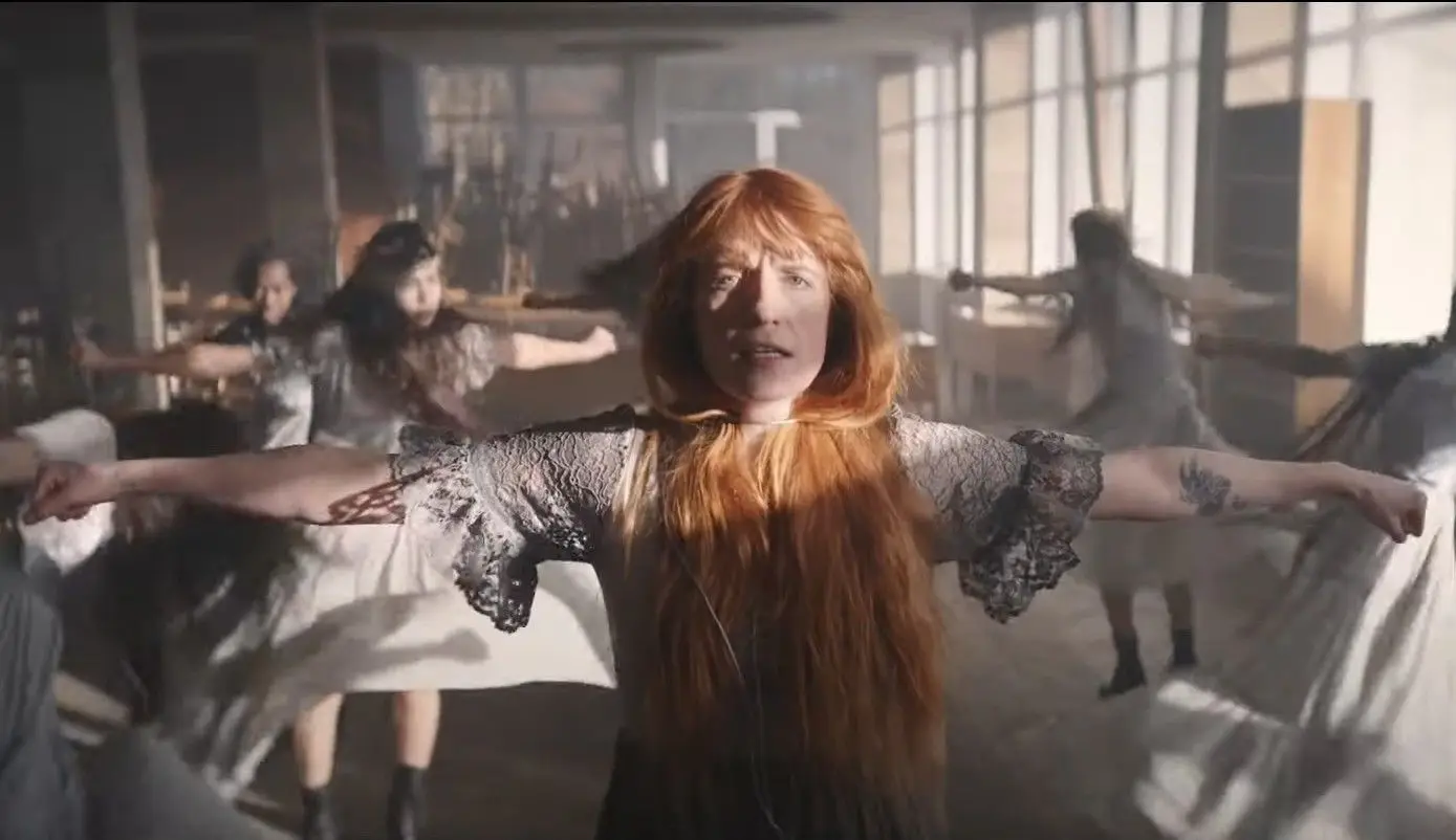 Florence and the Machine mostra nova canção, ‘Heaven Is Here’: “Duas dançarinas neste vídeo agora estão em abrigos. Quem me dera poder abraçá-las”