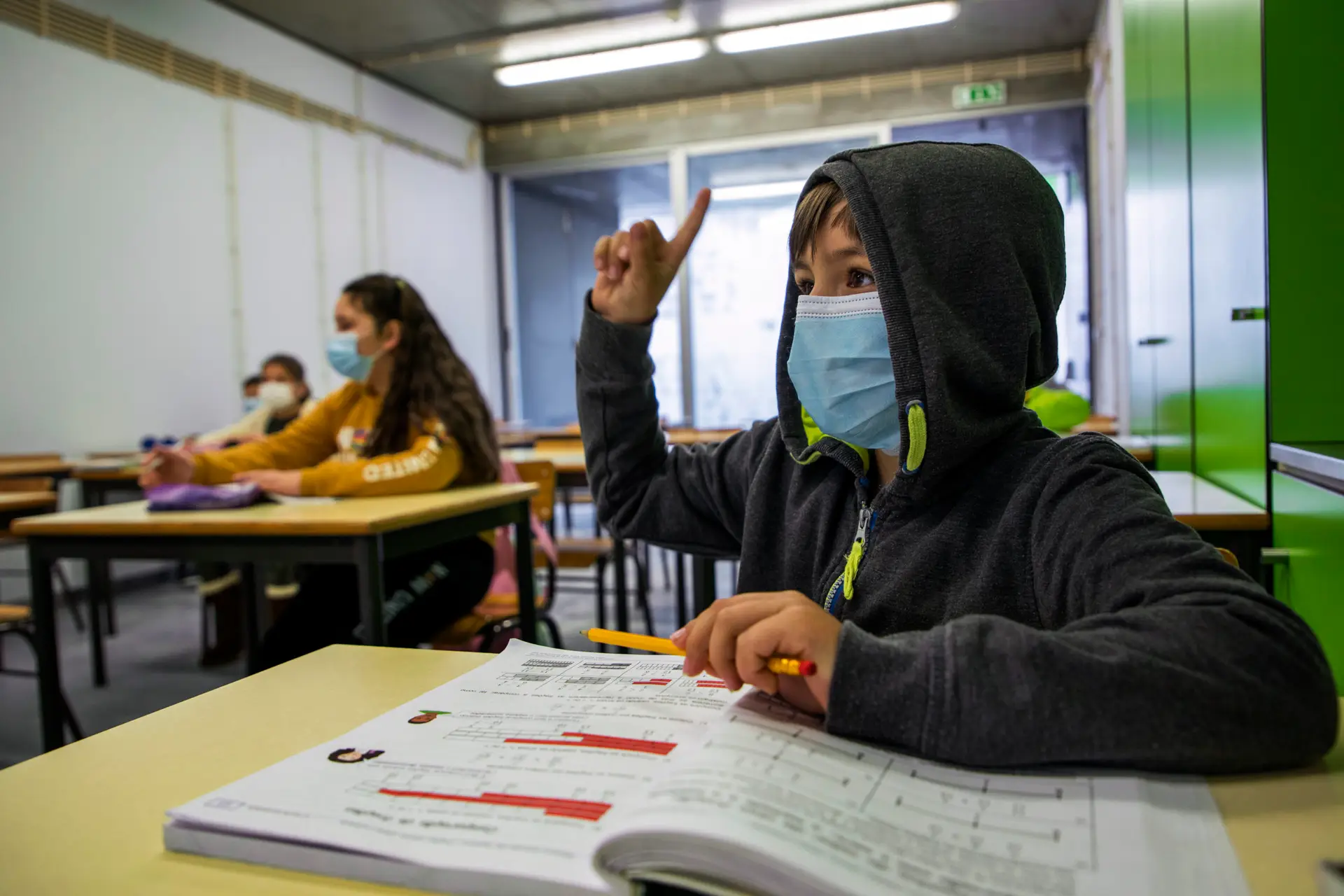 Covid-19: 18 países da UE já deixaram cair a máscara, Portugal mantém. Governo quer analisar dados da Páscoa
