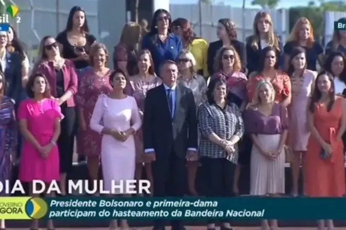 Banda militar toca Nirvana perante o olhar de Jair Bolsonaro no Dia Internacional da Mulher
