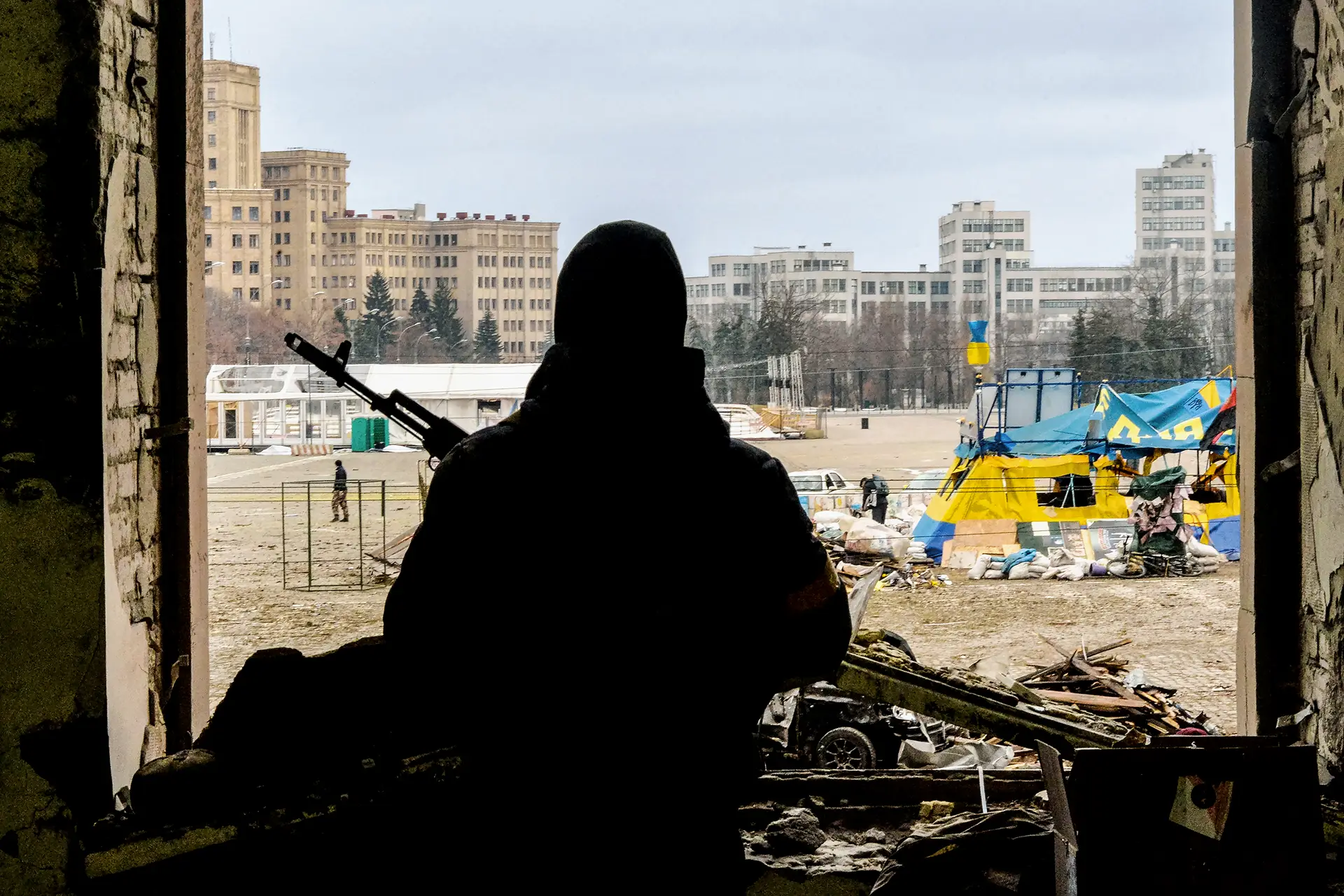 Invasão A praça diante da câmara municipal de Kharkiv (Carcóvia), a segunda maior cidade da Ucrânia, foi destruída pelos bombardeamentos russos no início de março