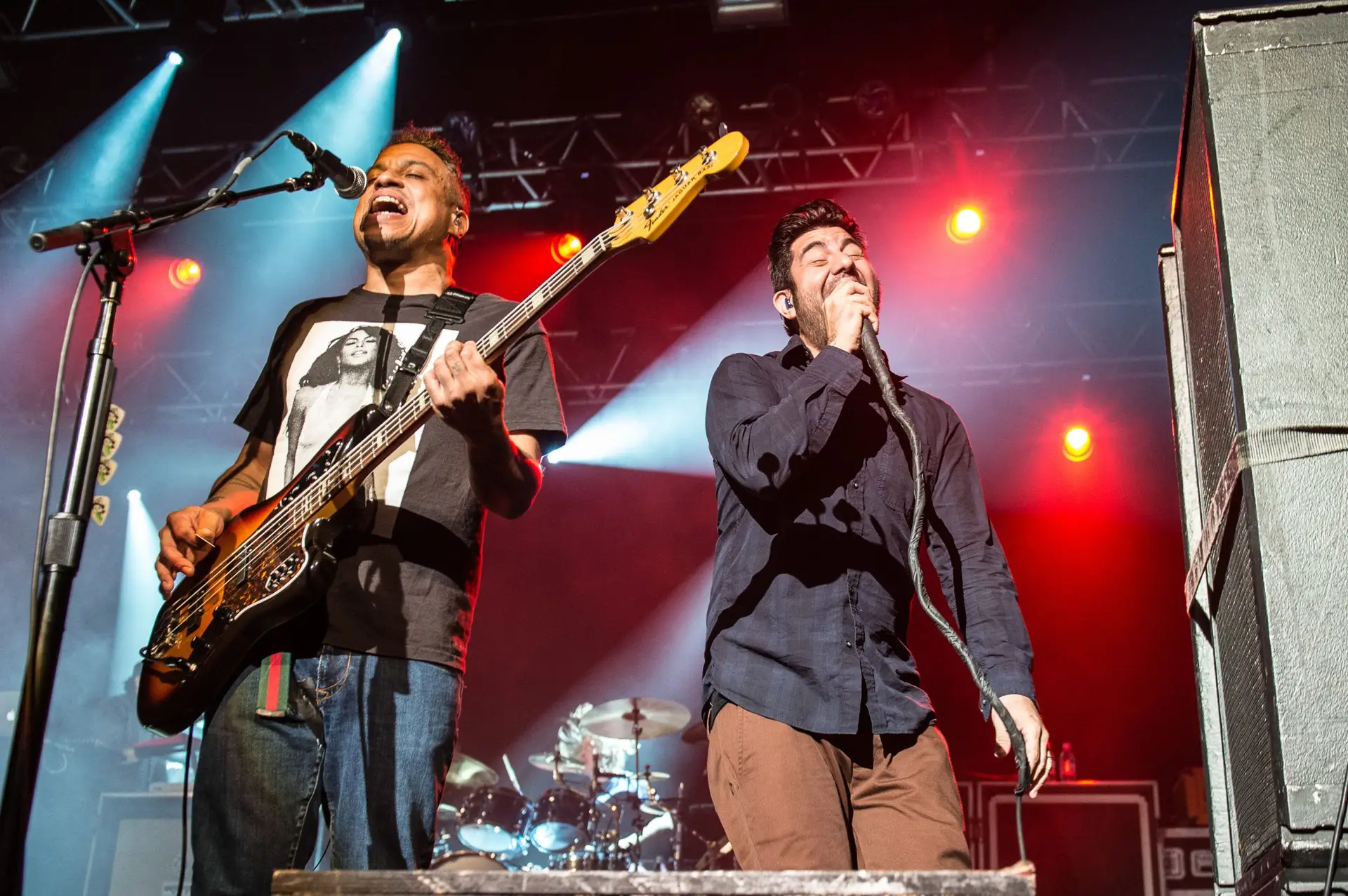 Sergio Vega e Chino Moreno, dos Deftones, ao vivo em 2013/Getty