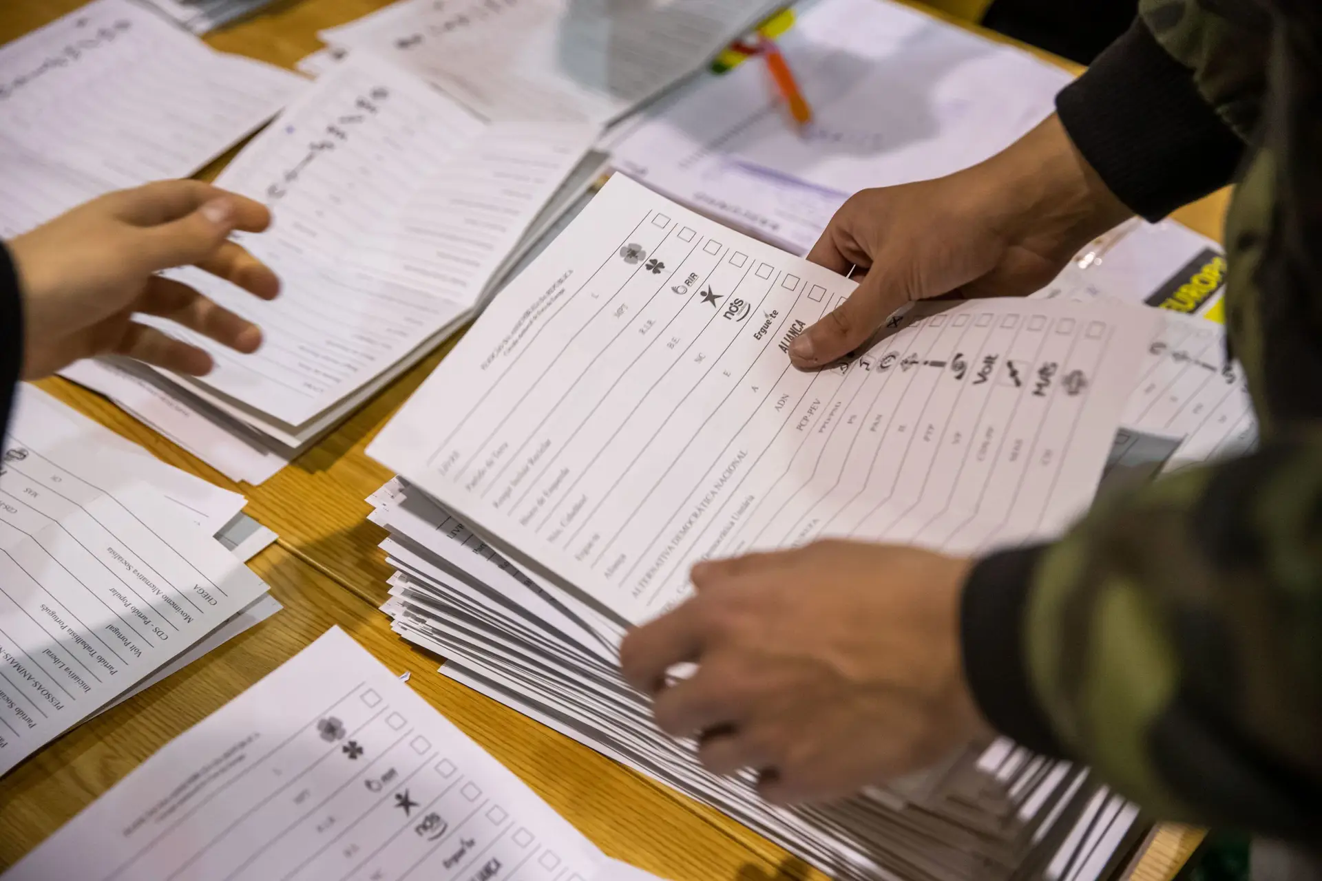 "Medo, desconhecimento ou voto de protesto?" Mais de 107 mil boletins de emigrantes já foram recebidos, mas muitos continuam sem cópia do CC