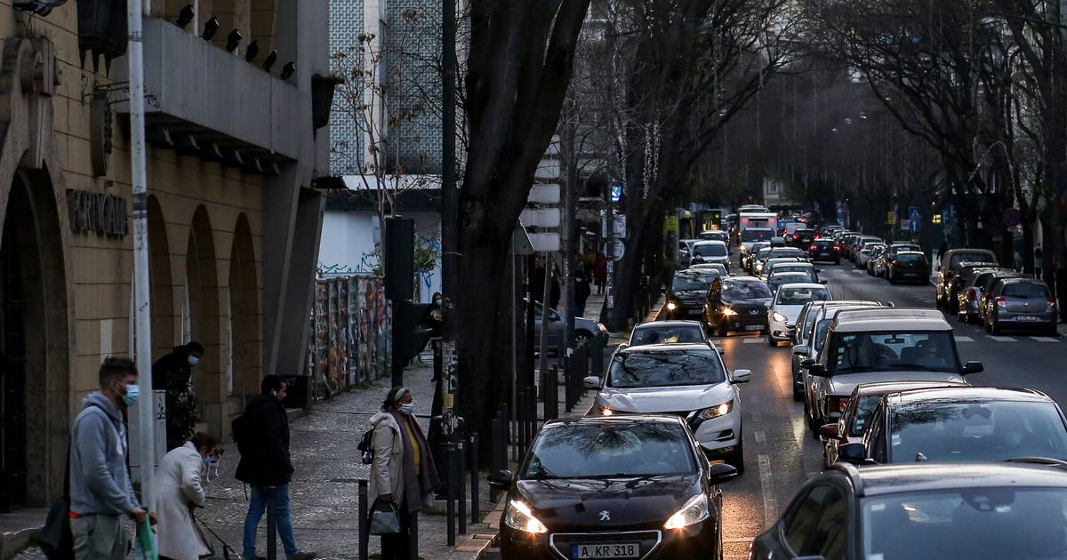 Bruxelas anuncia acordo com Berlim: daqui a 12 anos não haverá mesmo automóveis poluentes à venda na UE
