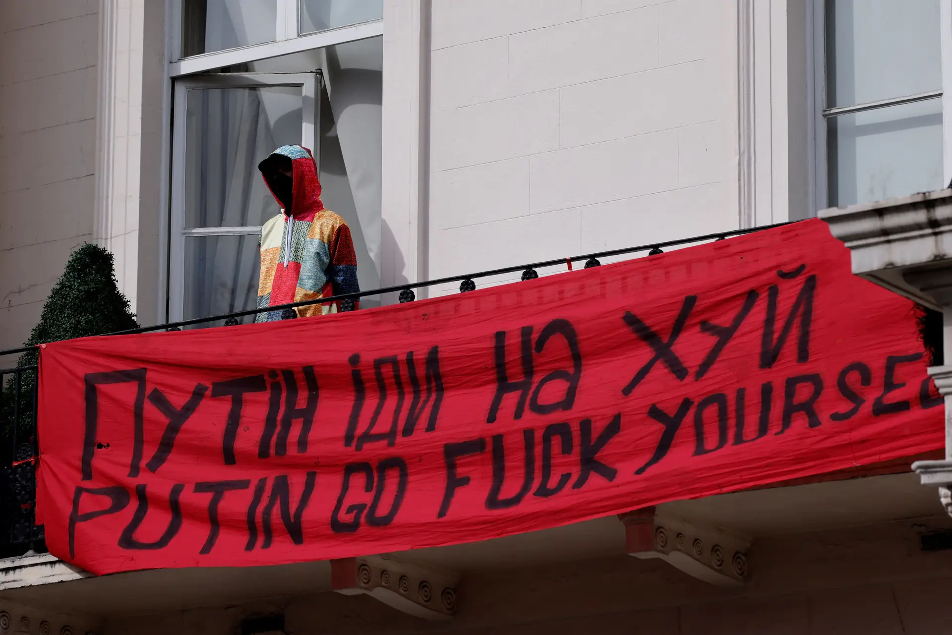 “Putin, vai-te f****!”: ocupas invadem mansão de oligarca russo para acolher refugiados