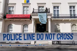 “Putin, ¡maldito seas!”: Okupas invaden el palacio del oligarca ruso para acoger refugiados