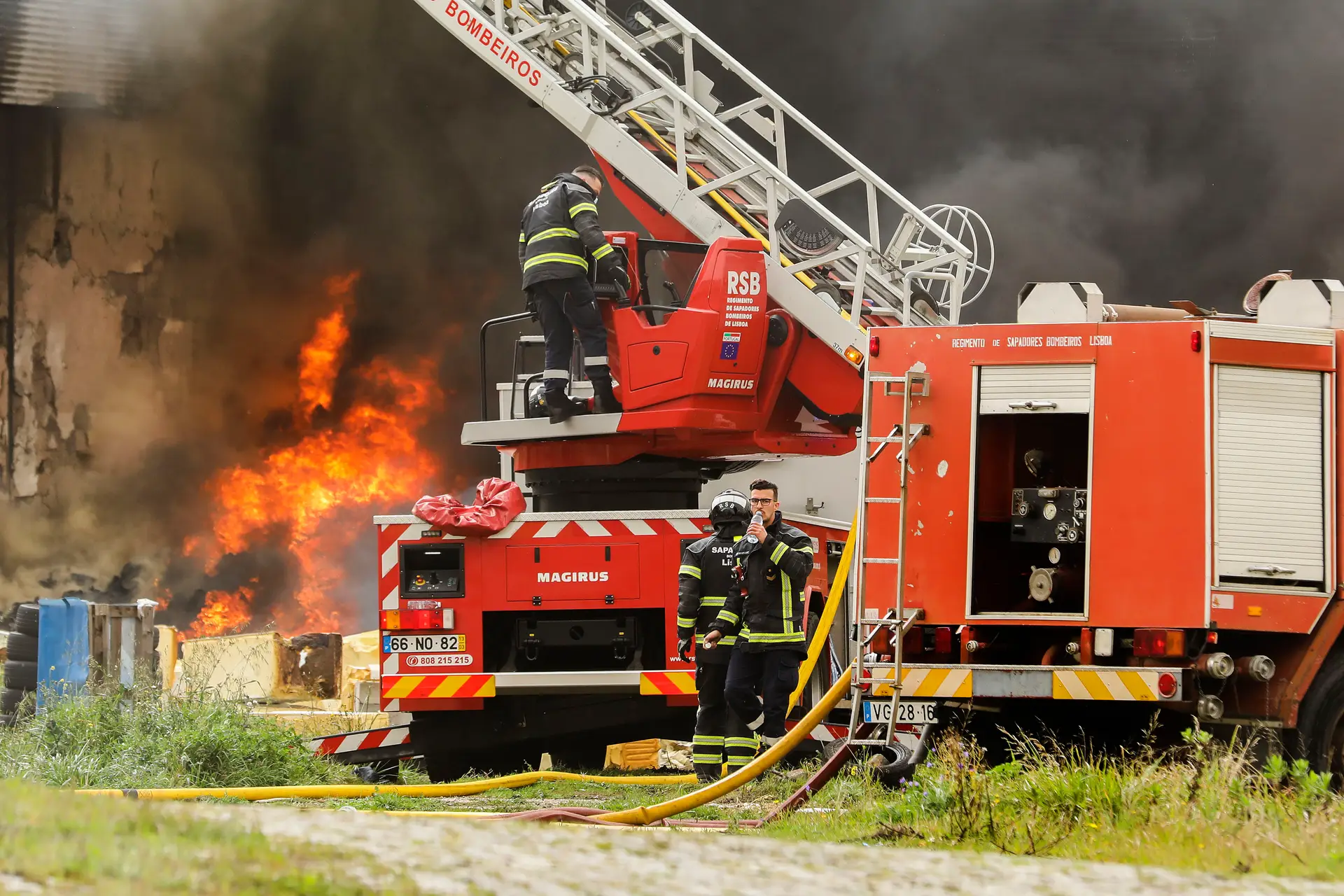 Incêndio em armazém de pneus em Lisboa dominado e sem causar feridos