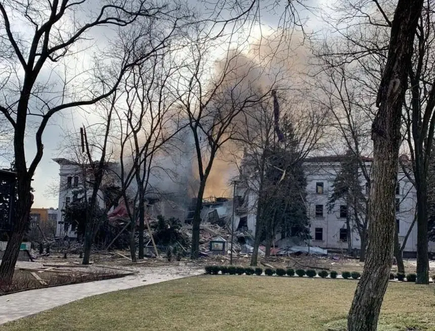 Expresso | Teatro de Mariupol, onde estariam pelo menos mil pessoas, foi  destruído. Os ataques à cidade estratégica são constantes há mais de 10 dias