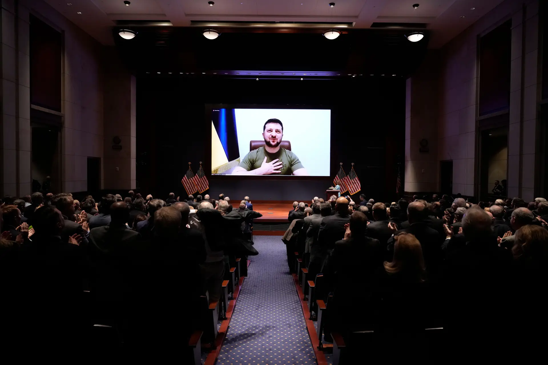 ‘The Zelensky Road Show’. Se há coisa que o Presidente da Ucrânia sabe fazer é manter uma ‘tour’ na estrada
