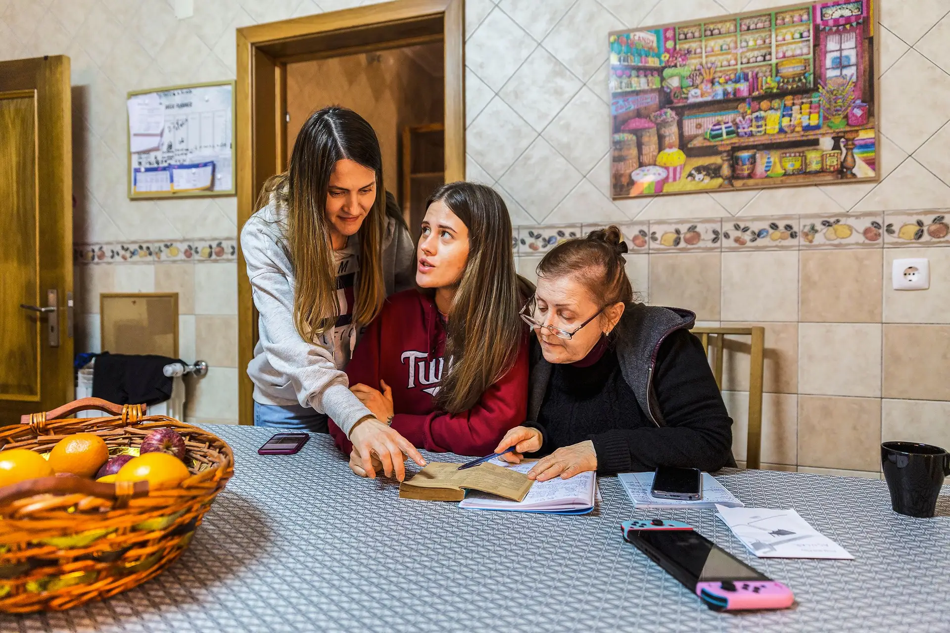 Nataliia, a filha, Kateryna, e a mãe, Olga, refugiadas de Irpin, a estudar português na casa de Carlos e Ana, que as acolheram na Azambuja, em março de 2022. A mais velha regressou voluntariamente à Ucrânia em agosto