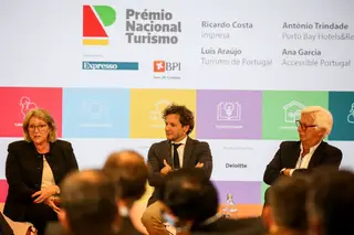 Ana Garcia, presidente da direção da Accessible Portugal; Luís Araújo, presidente do Turismo de Portugal; e António Trindade, presidente e CEO do grupo PortoBay, debateram sobre os desafios do sector