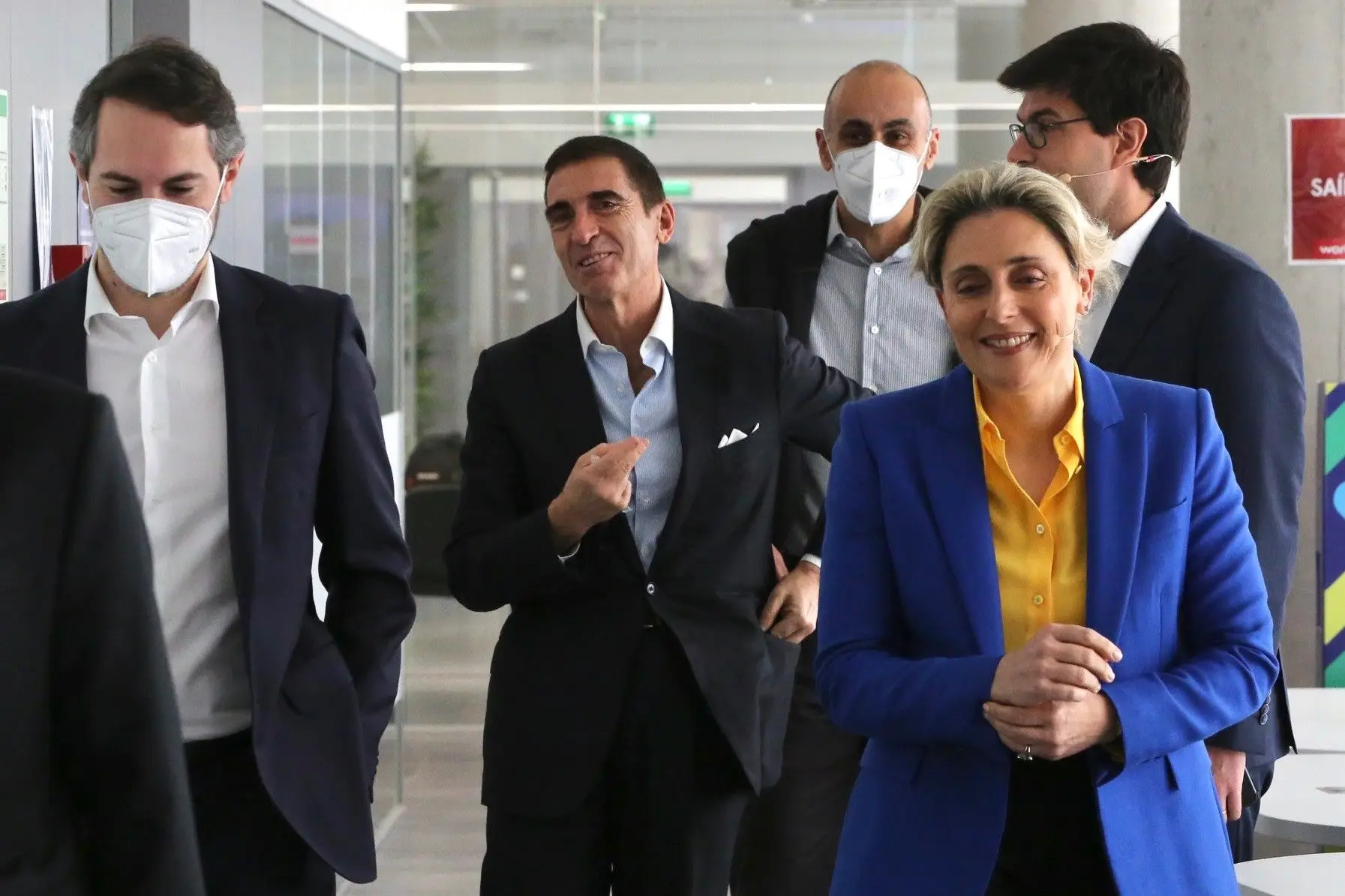 Claudia Azevedo entre alguns membros da sua equipa na apresentação dos resultados da Sonae em 2021