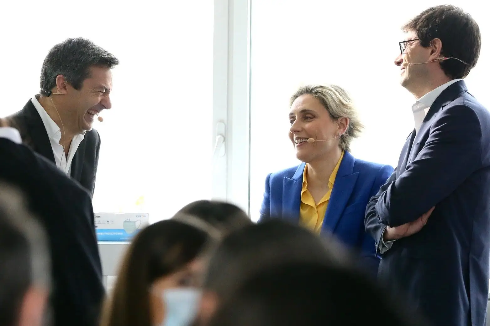 Claudia Azevedo entre João Gunther do Amaral, à esquerda, e João Dolores, à direita