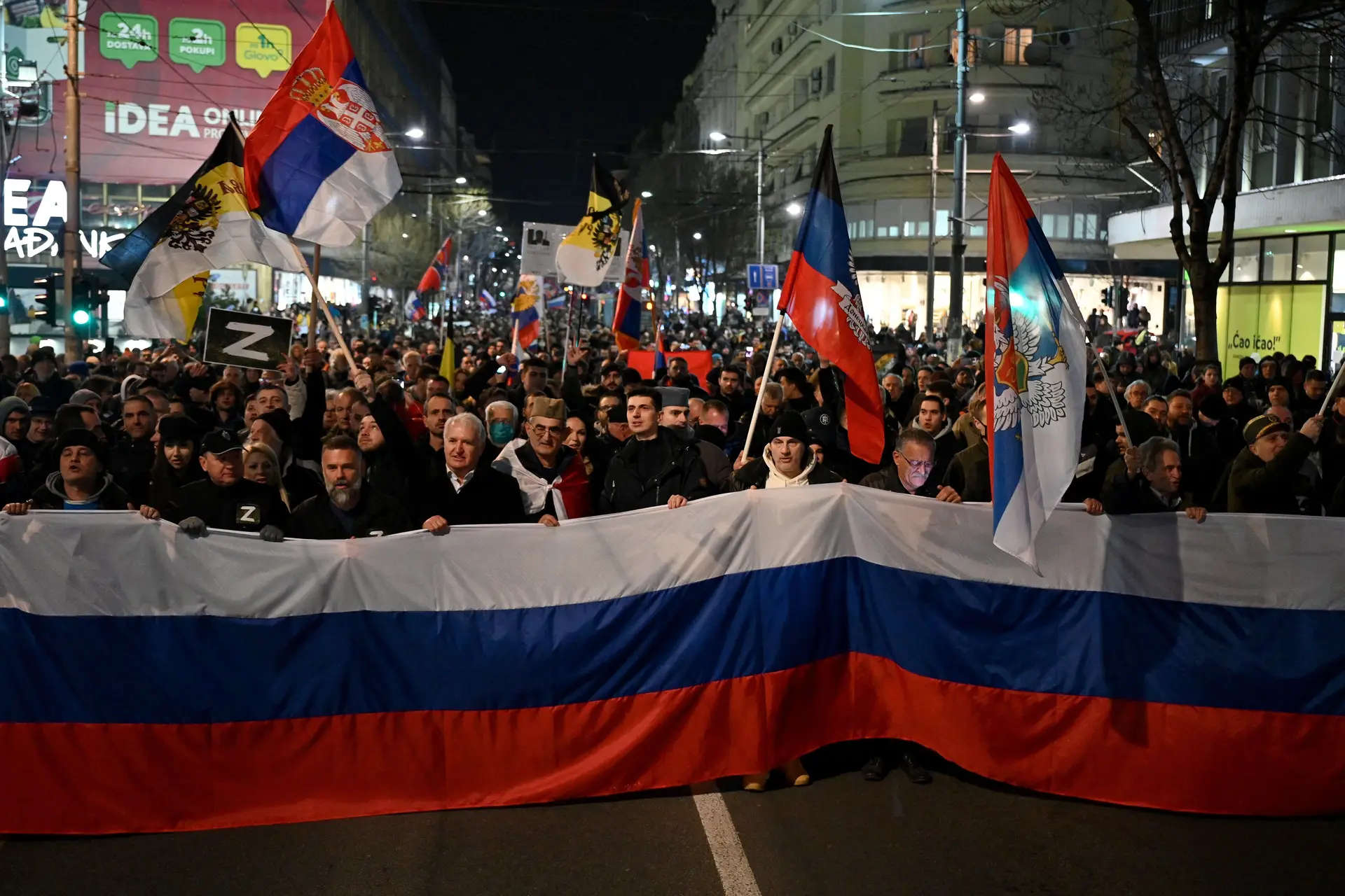 Bandeiras da Sérvia e da Rússia, numa manifestação em Belgrado, realizada por organizações de extrema-direita, em apoio da invasão russa da Ucrânia