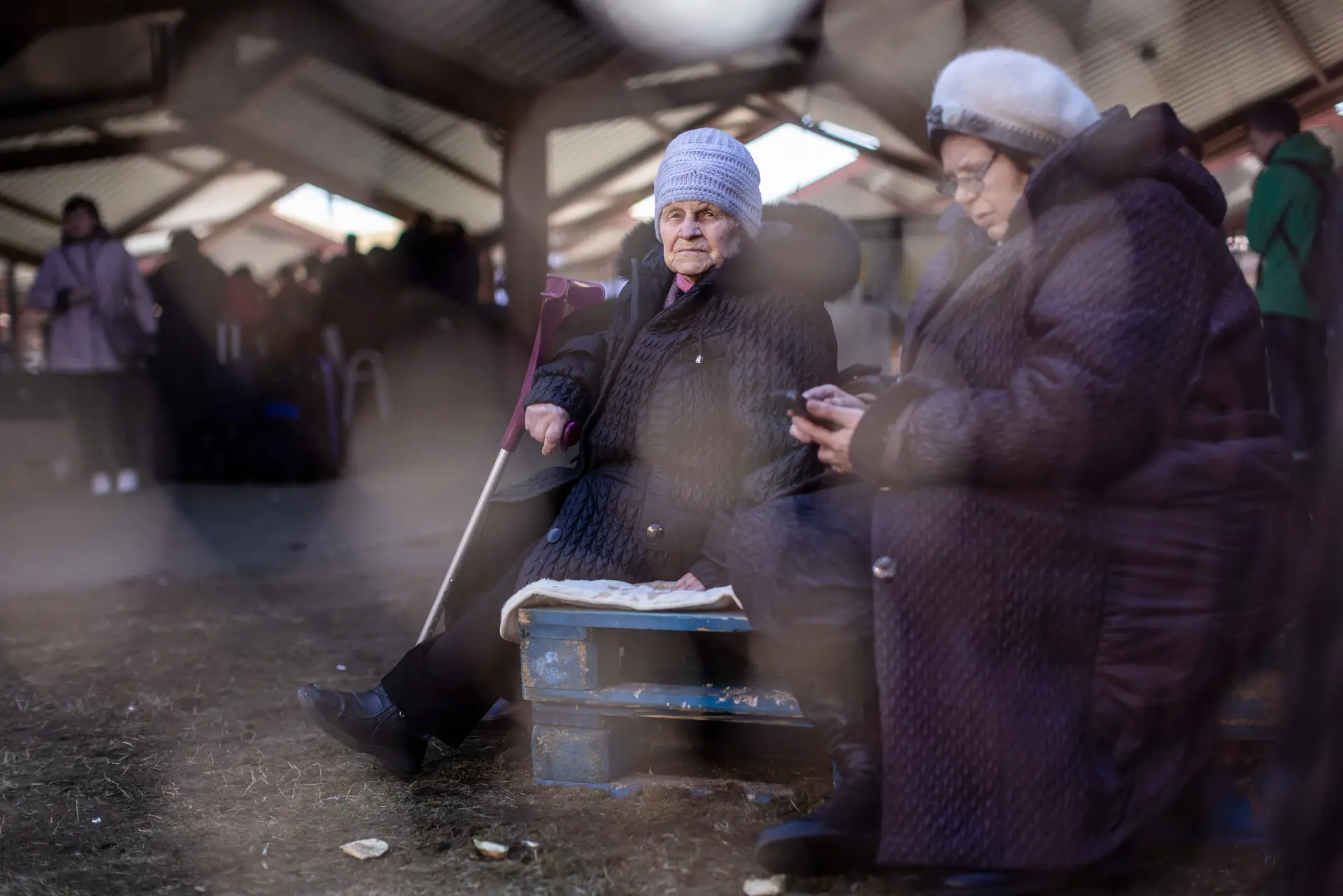 Uma mulher idosa espera o seu próximo transporte, para outras partes na Polónia ou na UE, na estação da cidade polaca de Przemysl, a primeira depois da fronteira principal ente a Polónia e a Ucrânia