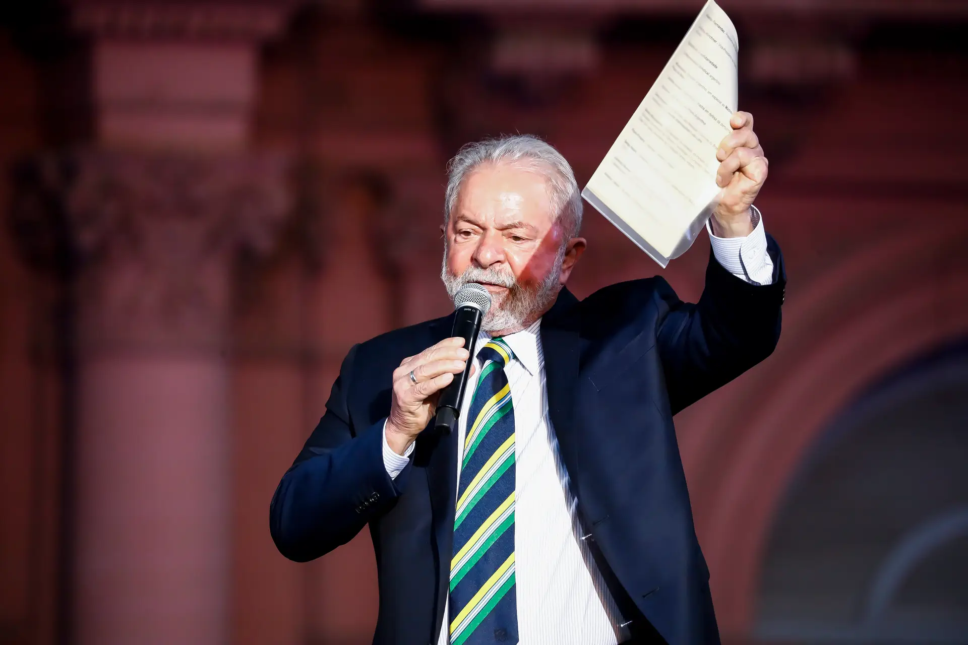 Corrida à presidência do Brasil acelera: Lula da Silva volta a Curitiba, onde esteve preso 580 dias, à procura de apoio
