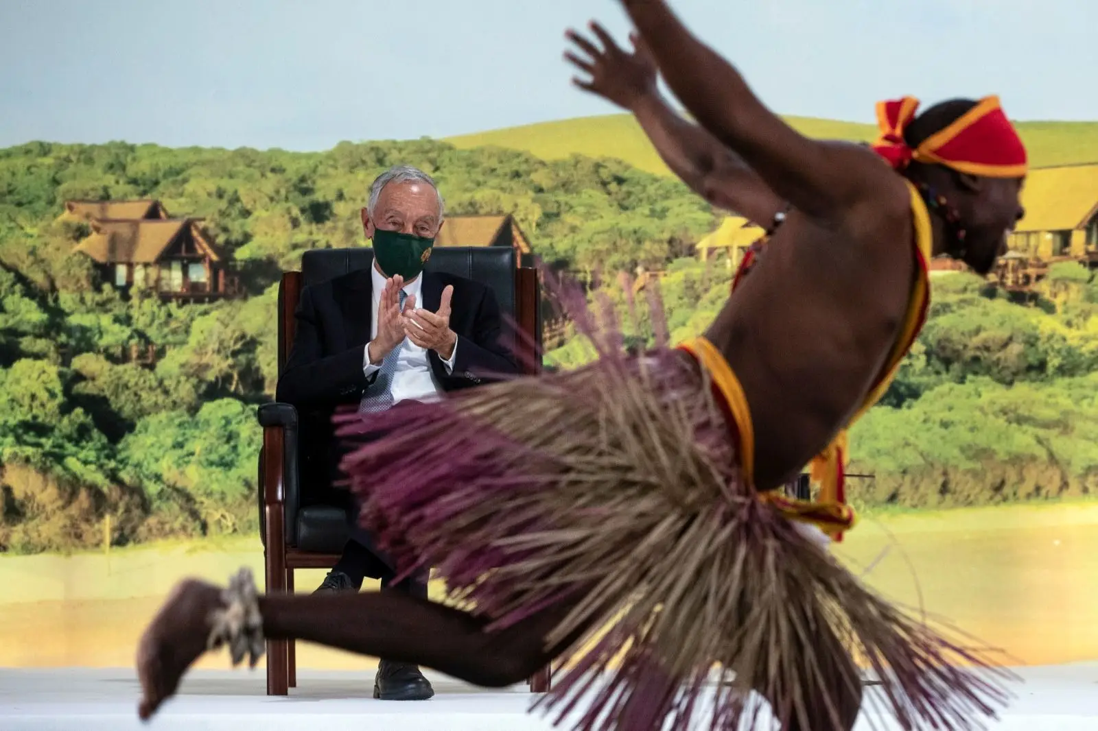 Marcelo inaugurou um hotel, aconselhou dialogos com elefantes e renunciou a um mergulho no Índico. “Custa muito ser Presidente”