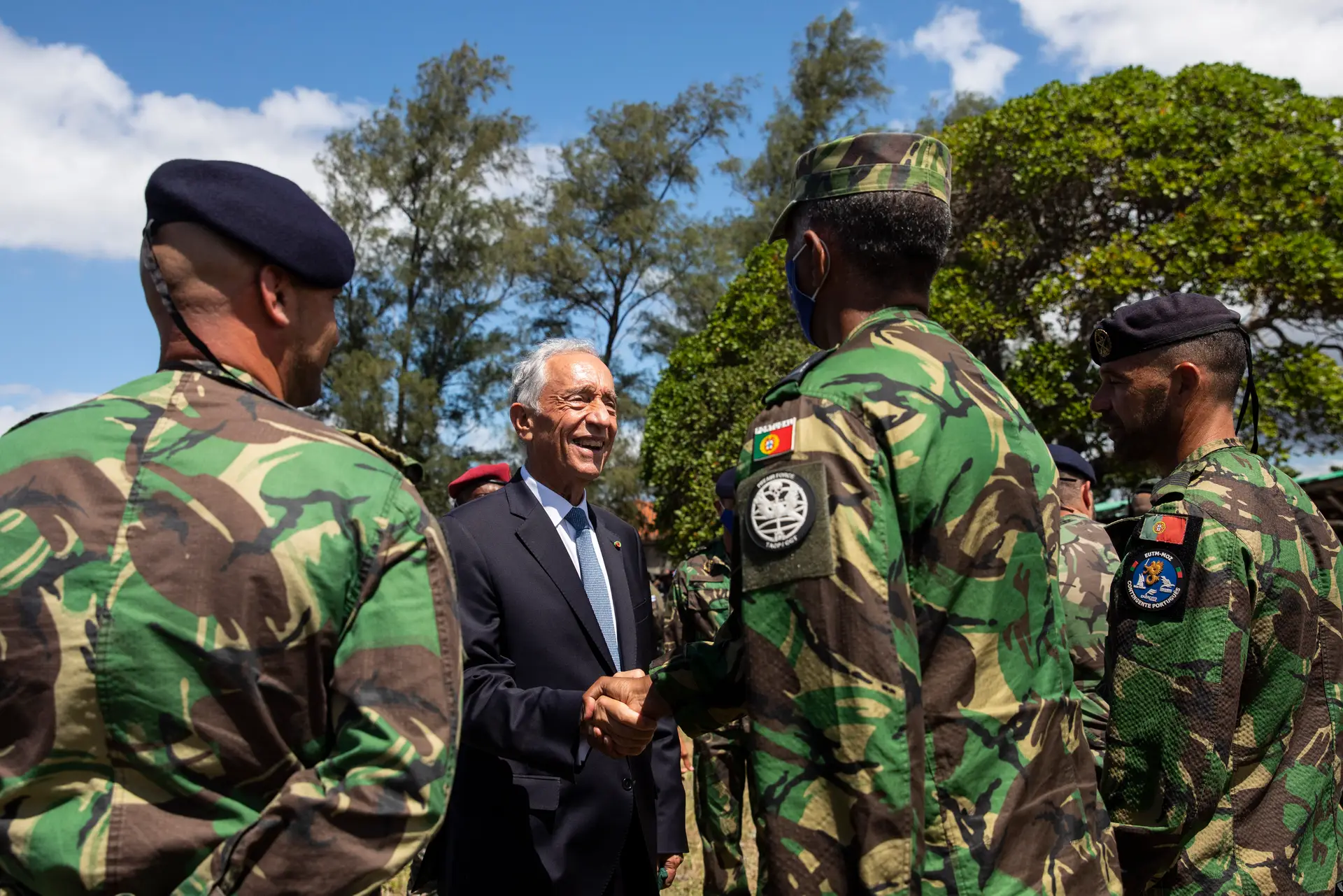 Marcelo Rebelo de Sousa cumprimenta militares durante uma visita à Companhia de Fuzileiros Independente – EUTM, em Katembe, Moçambique