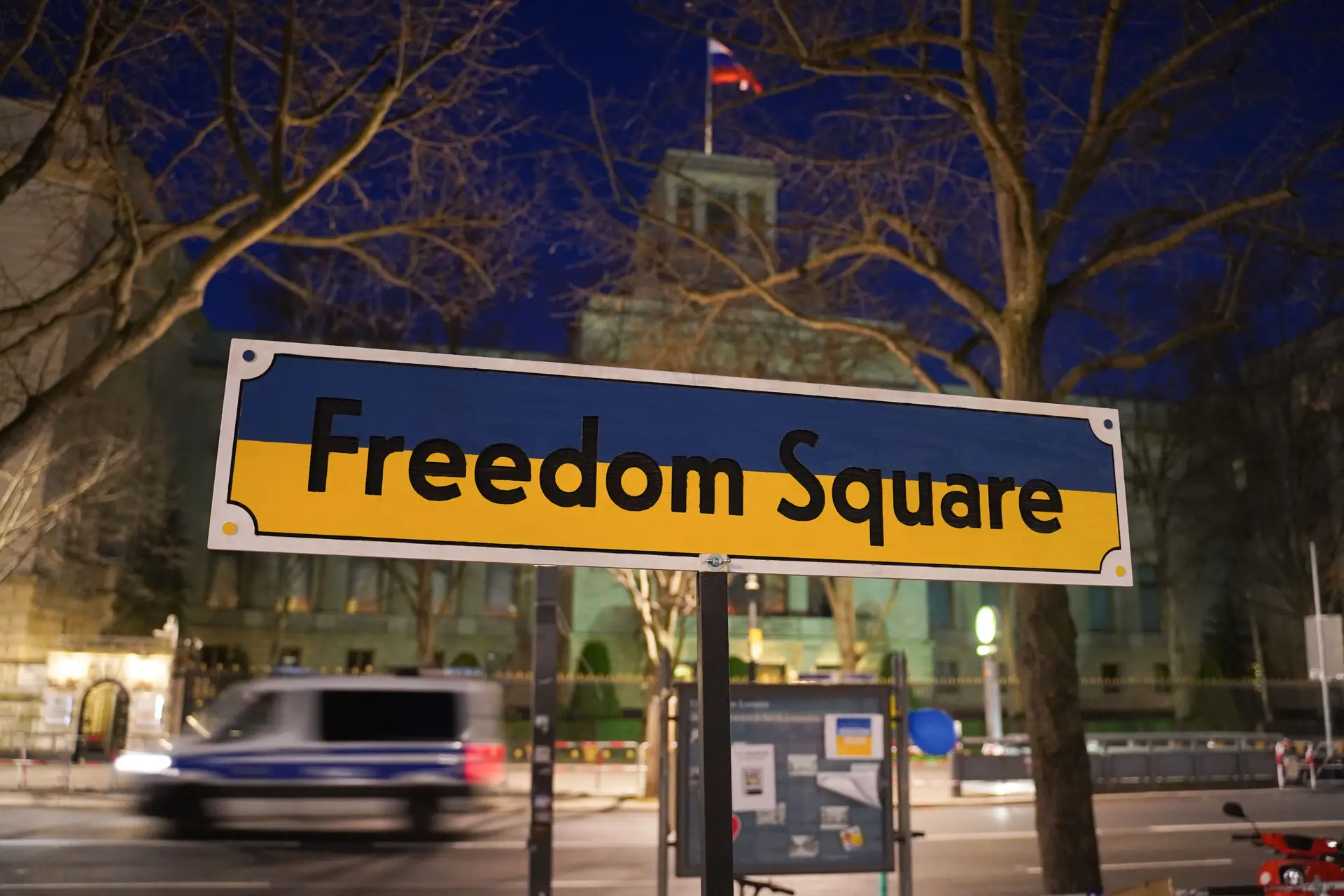 Uma placa com as cores da Ucrânia e a inscrição “Praça da Liberdade” foi colocada em frente à embaixada da Rússia em Berlim, Alemanha