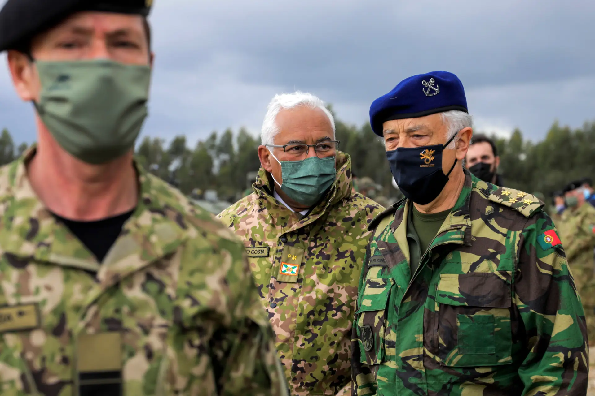 António Costa à conversa com o chefe de estado Maior, Almirante Silva Ribeiro, na visita a Santa Margarida