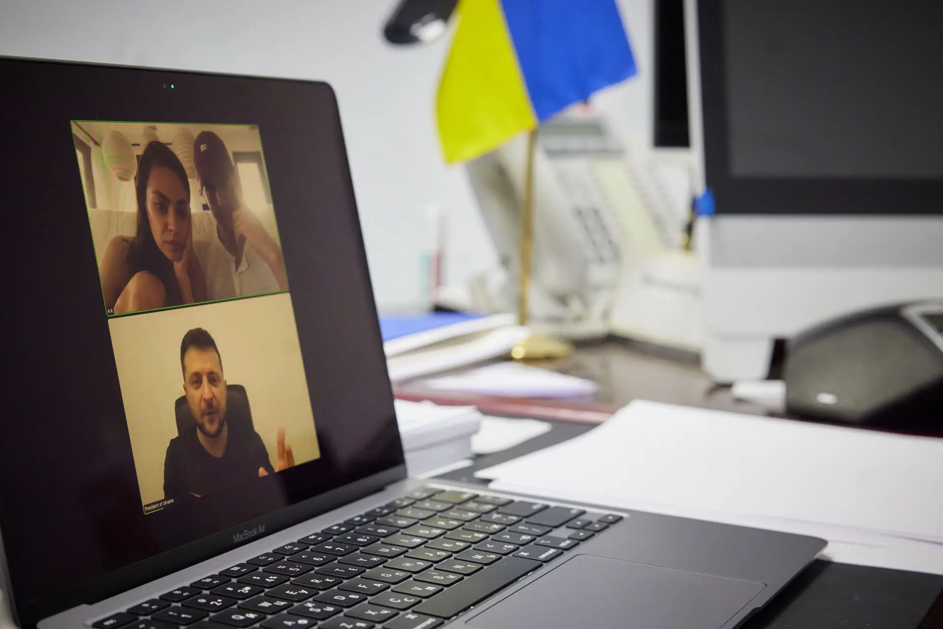 Ashton Kutcher e Mila Kunis em videochamada com Zelensky