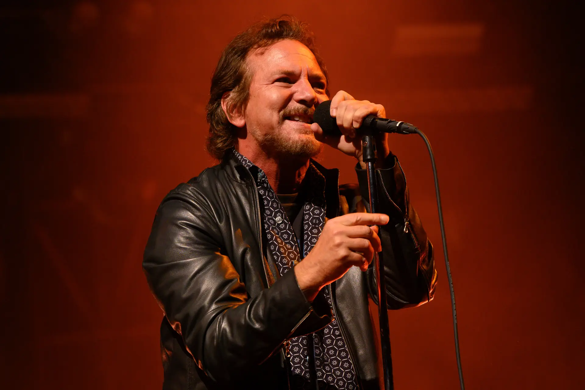 Eddie Vedder prestou homenagem aos U2: veja o vocalista dos Pearl Jam a cantar “Elevation”