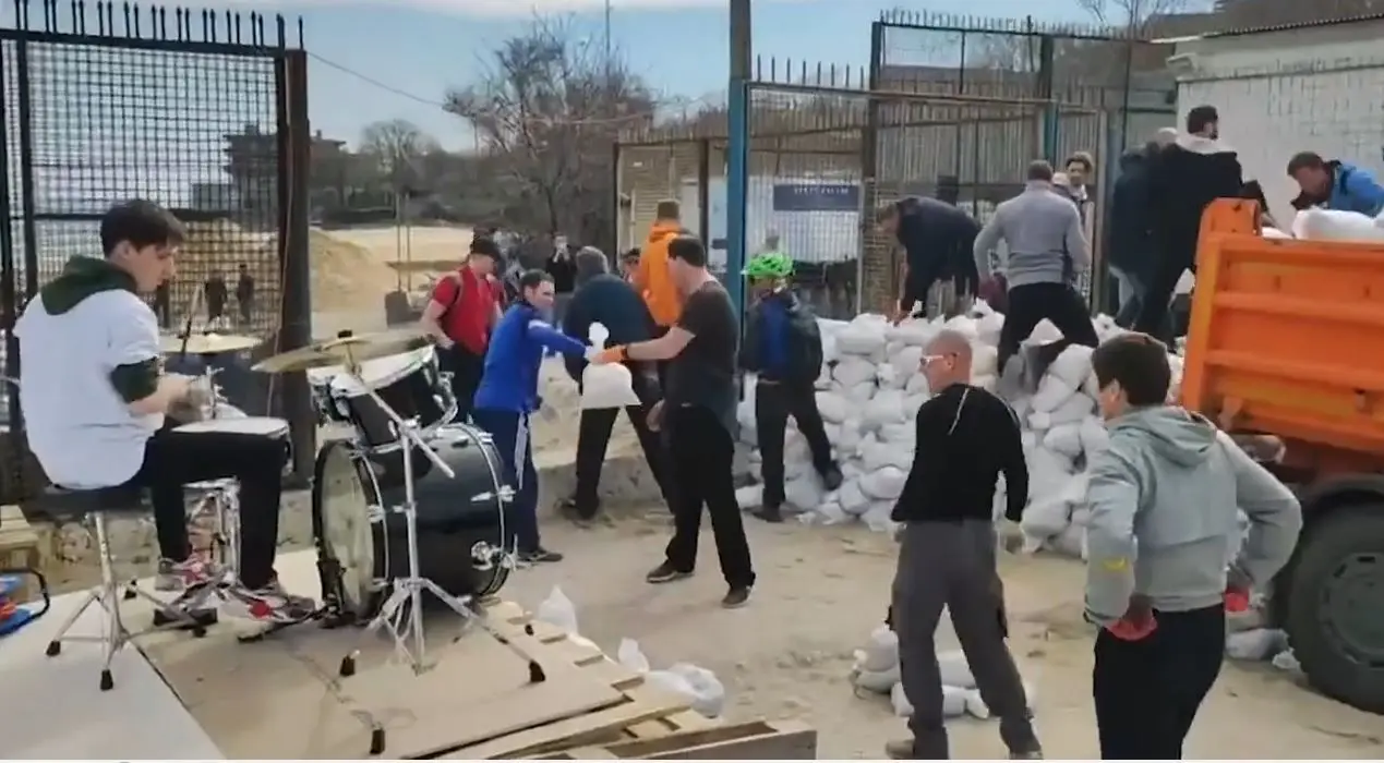Cidadãos ucranianos defendem a cidade de Odessa ao som de Bon Jovi