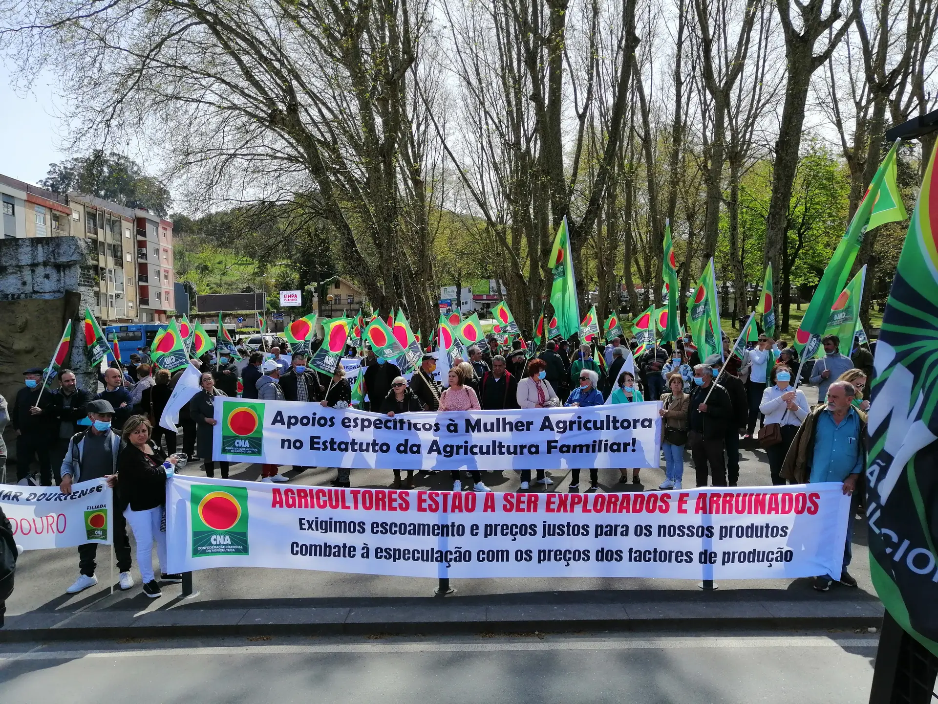 Agricultores manifestam-se e exigem fiscalização da grande distribuição e a imposição de preços máximos