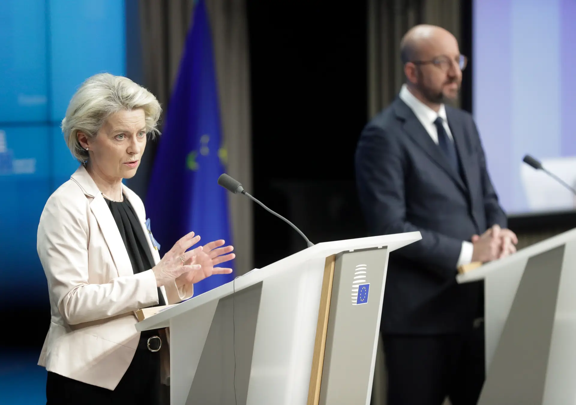 Ursula von der Leyen, presidente da Comissão Europeia, e Charles Michel, presidente do Conselho Europeu