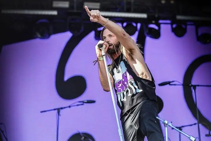 Músicos portugueses reagem à morte de Taylor Hawkins (Foo Fighters): "Obrigado pela música e por esse sorriso inesquecível"
