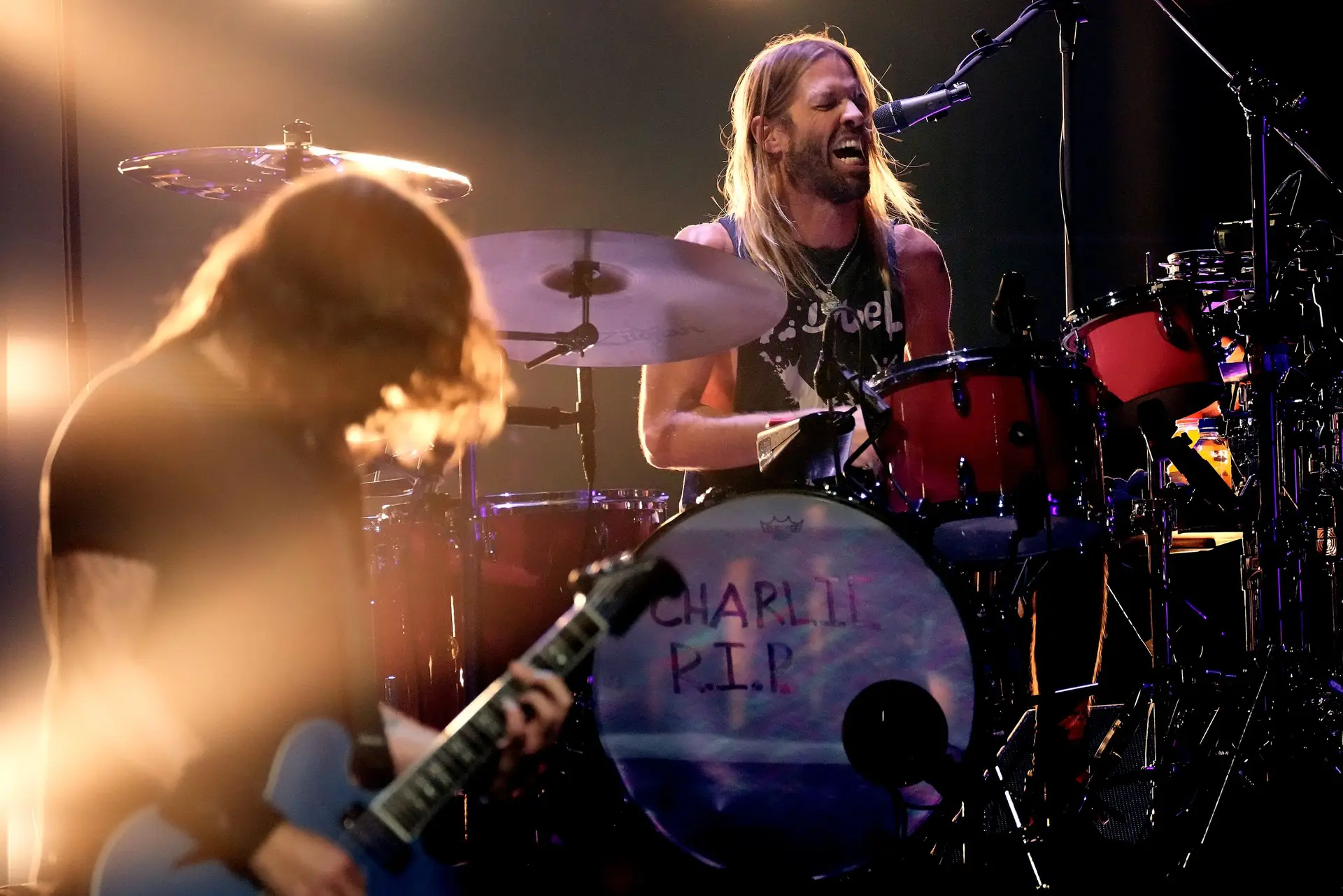 Gabriela Carrilho: "Taylor Hawkins era parte de uma das últimas super bandas e difícil de substituir. É também muito triste para Dave Grohl"